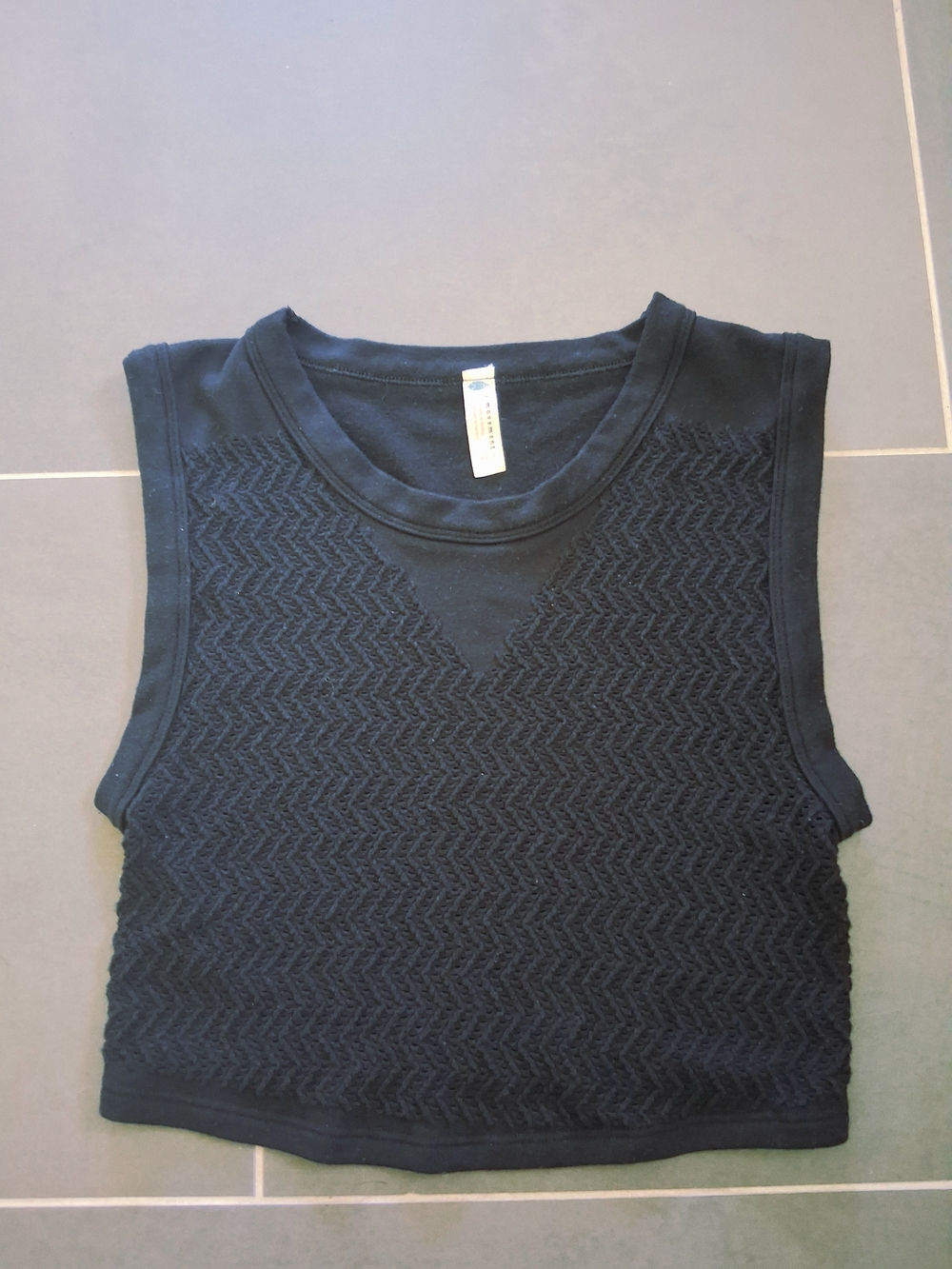 FREE PEOPLE MOVEMENT - BLACK CROPPED SPORTS TOP ⚽️🏀🏐 - Picture 2 of 4